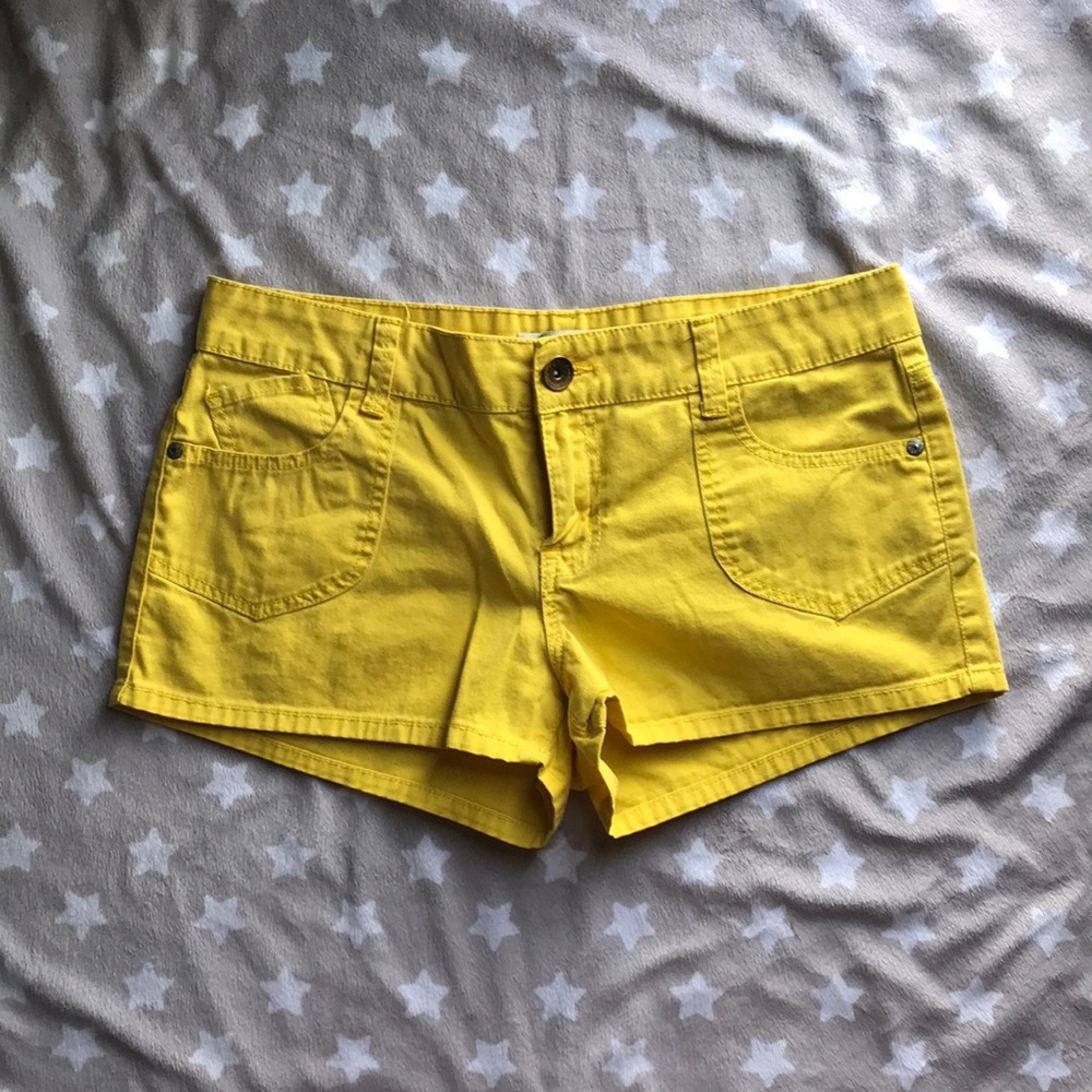 Women’s yellow shorts ☀️